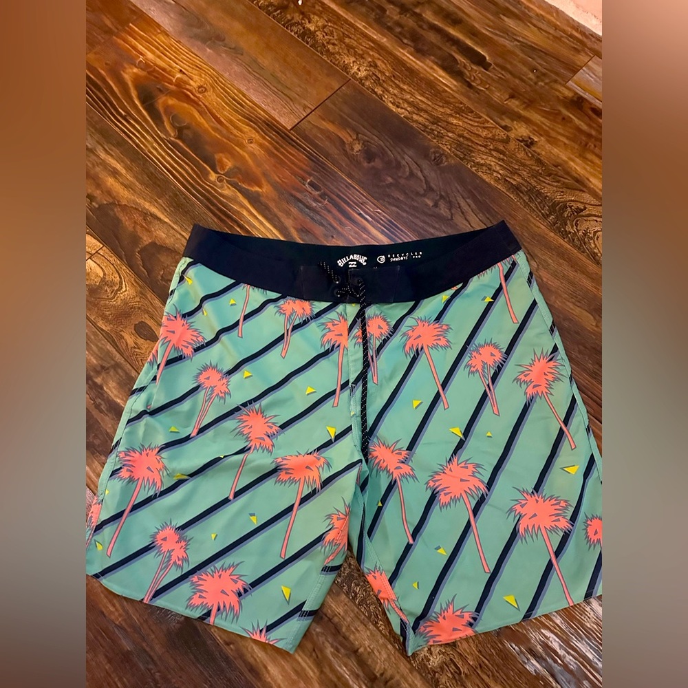 Men’s Billabong 38 boardshorts.